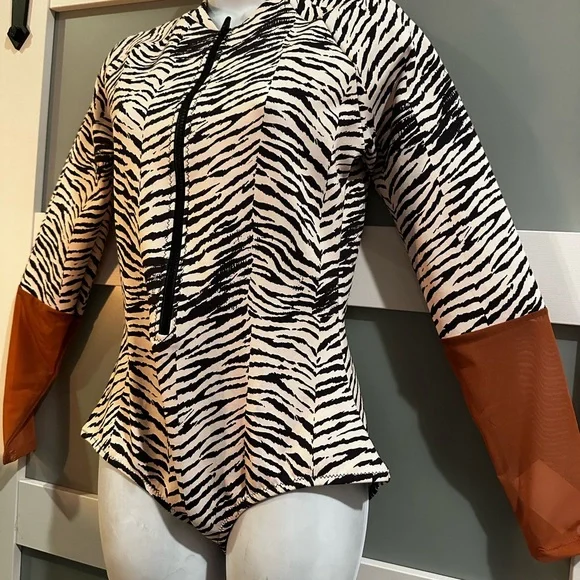 Zebra Print Long Sleeve WET SUIT NWT retails 200$! - Picture 2 of 7
